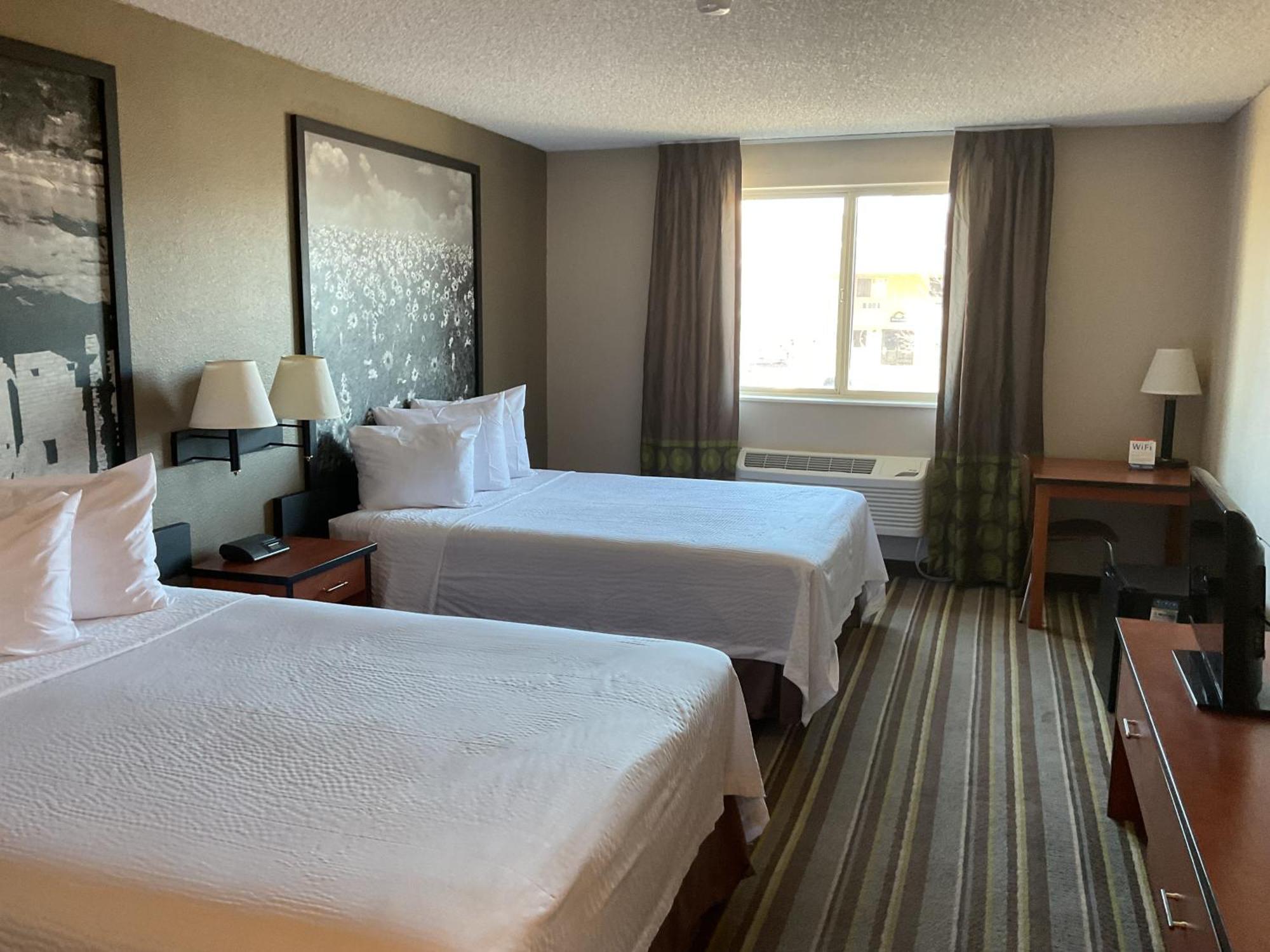 Super 8 By Wyndham Airport Motel